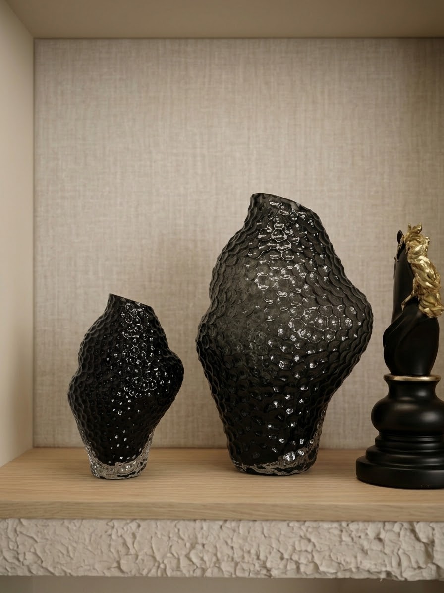 Jarrón negro textura orgánica